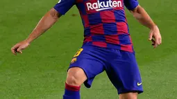 Gelandang Barcelona, Arthur mengontrol bola saat bertanding melawan Athletic Bilbao pada lanjutan La Liga Spanyol  di stadion Camp Nou, Barcelona (23/6/2020). Barcelona menang tipis atas Bilbao 1-0 berkat gol tunggal Ivan Rakitic. (AFP/Pau Barrena)