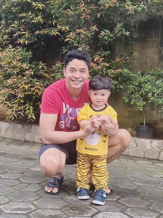 Adly Fairuz bersama putranya. (Foto: Instagram/adlyfairuz)