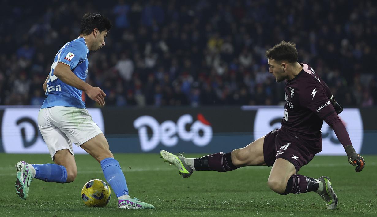 Striker Napoli, Giovanni Simeone (kiri) berusaha mencetak gol dengan melewati kiper Frosinone, Michele Cerofolini pada laga babak 16 besar Coppa Italia 2023/2024 di Diego Armando Maradona Stadium, Naples, Rabu (20/12/2023) dini hari WIB. (LaPresse via AP Photo/Alessandro Garofalo)