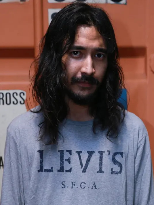 "Ini benar-benar album yang gua suka karena gua kerjain sendirian. Materinya sendirian, aransemennya sendirian, main bass dan gitar sendirian, cuma ada beberapa additional player yang ikut ngebantu," ungkap Ello. (Adrian Putra/Bintang.com)