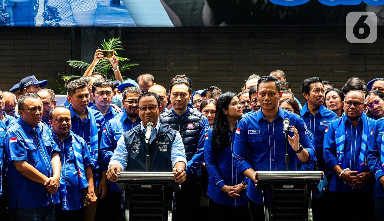 Ketum Partai Demokrat Agus Harimurti Yudhoyono bersama Gubernur DKI Anies Baswedan memberikan keterangan di DPP Partai Demokrat, Jakarta, Jumat (7/10/2022). Kunjungan Anies ke Demokrat ini merupakan yang pertama setelah diusung sebagai calon presiden (capres) Pilpres 2024 oleh Partai NasDem. (Liputan6.com/Faizal Fanani)