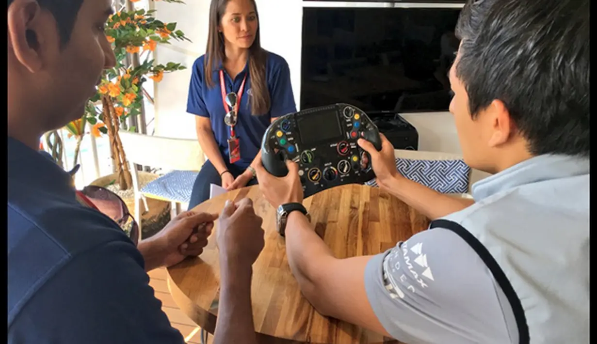 Pebalap Manor Racing asal Indonesia, Rio Haryanto, menjelaskan perbedaan stir mobil F1 dan stir mobil GP2 jelang latihan bebas pertama F1 GP Monako, Kamis (26/5/2016). (Bola.com/Twitter/Manorracing)