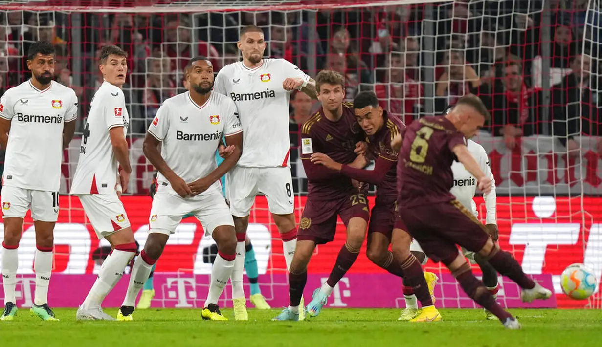 Pemain Bayern Munchen Joshua Kimmich menendang bola saat melawan Bayer Leverkusen pada pertandingan sepak bola Bundesliga di Allianz Arena, Munich, Jerman, 30 September 2022. Bayern Munchen menang 4-0. (AP Photo/Matthias Schrader)