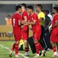 Pemain Timnas Indonesia, Malik Risaldi bersalaman Marselino Ferdinan saat pergantian pemain pada laga uji coba melawan Tanzania di Stadion Madya, Senayan, Jakarta, Minggu (02/06/2024). (Bola.com/Abdul Aziz)