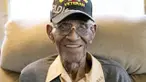 Richard Overton, veteran Perang Dunia II sekaligus pria tertua di Amerika Serikat meninggal dunia. Ia menghembuskan napas terakhir pada usia 112 tahun.