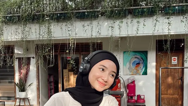 Inspirasi outfit untuk kuliah ala Ansellma Putri
