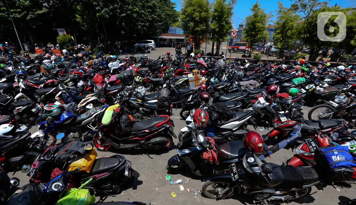 Deretan motor yang ditinggalkan pemiliknya yang berteduh dari sengatan sinar matahari. (Liputan6.com/Angga Yuniar)