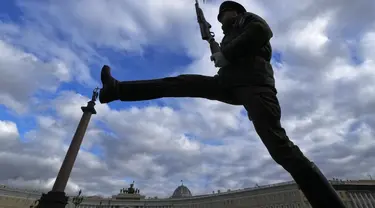 Seorang prajurit penjaga kehormatan berbaris selama latihan untuk parade militer Hari Kemenangan Perang Dunia II di St. Petersburg, Rusia, Selasa (26/4/2022). Rusia memperingati 77 tahun kemenangan dalam Perang Dunia II dengan menggelar parade militer yang akan berlangsung di Lapangan Dvortsovaya (Istana) pada 9 Mei 2022 mendatang. (AP Photo/Dmitri Lovetsky)