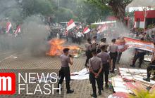 VIDEO: Pendemo Pro Revisi UU KPK Rusuh Hingga Bakar Karangan Bunga