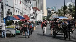 Wisatawan saat mengunjungi kawasan wisata Kota Tua, Jakarta, Minggu (28/6/2020). Untuk sementara selama PSBB Transisi, pihak pengelola Kota Tua hanya membuka layanan museum. (merdeka.com/Iqbal S. Nugroho)