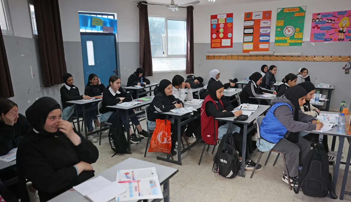 Sebelumnya, pihak berwenang Israel telah memerintahkan enam sekolah yang dioperasikan UNRWA untuk ditutup paling lambat 8 Mei 2025. (AHMAD GHARABLI/AFP)