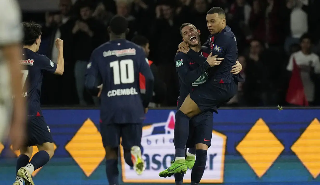 Para pemain Paris Saint-Germain merayakan gol yang dicetak oleh Kylian Mbappe ke gawang Rennes pada laga Semifinal Piala Prancis di Stadion Parc des Princes, Rabu (3/4/2024). (AP Photo/Thibault Camus)
