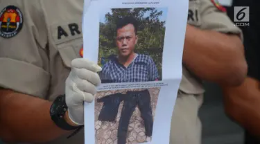 Kabid Humas Polda Metro Jaya Kombes Pol Raden Prabowo Argo Yuwono menunjukkan foto pelaku begal sadis di Mapolda Metro Jaya, Jakarta, Kamis (19/7). Polisi berhasil memburu pelaku begal sadis di Tangerang. (Merdeka.com/Imam Buhori)