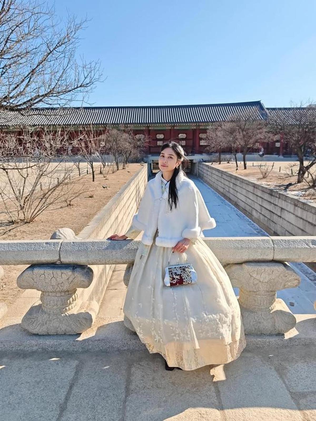 5 Potret Mikha Tambayong dan Deva Mahenra Pakai Hanbok saat Liburan ke Korea Selatan, Tampil Serasi