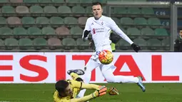 Pemain Fiorentina, Josip Ilicic melepaskan tembakan kearah Kiper Sassuolo, Andrea Consigli pada lanjutan liga Italia Serie A saat melawan Sassuolo di Stadion Mapei, Reggio Emilia, Selasa (01/12/2015). (AFP Photo/Olivier Morin)