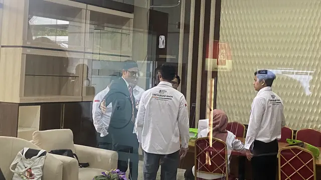 Tim Hukum Anies-Muhaimin (AMIN) tiba di Mahkamah Konstitusi (MK) untuk mendaftarkan Perselisihan Hasil Pemilihan Umum (PHPU) untuk Pilpres 2024, Kamis (21/3/2024).