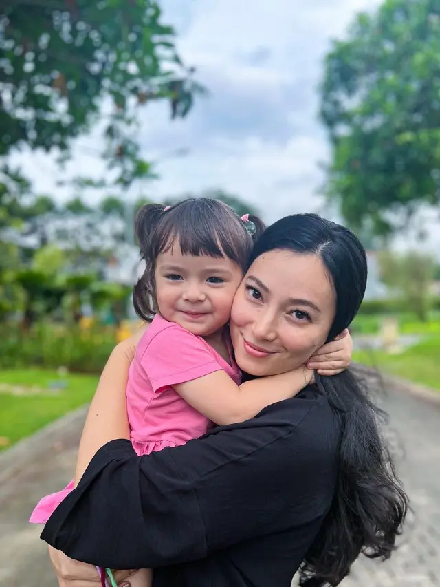 Asmirandah dan Chloe Emmanuelle Van Wattimena. (Foto: Dok. Instagram @asmirandah89)
