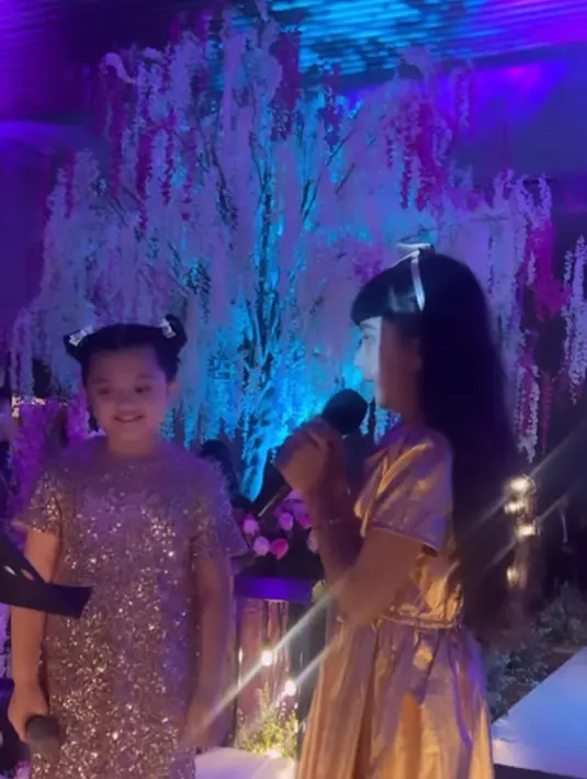 Arsy bernyanyi di sebuah acara pernikahan. [Foto: Instagram/queenarsy]