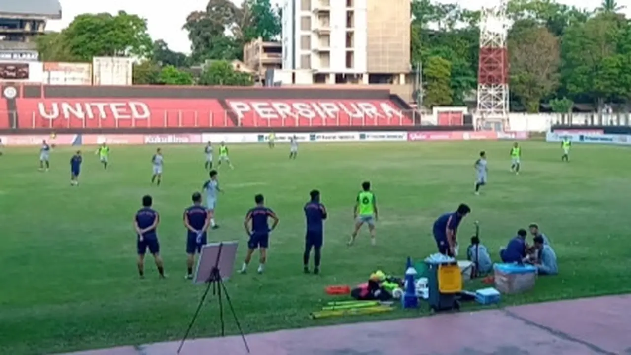 Para pemain Sulut United saat menjalani latihan perdana di Stadion Klabat Manado, Jumat (21/8/2020).