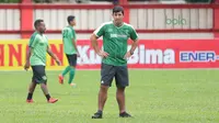 Ekspresi pelatih Persebaya, Alfredo Vera saat memimpin sesi latihan tim jelang laga Gojek Liga 1 bersama Bukalapak di Stadion PTIK, Jakarta, Senin (25/6/2018). Persebaya akan melawan Persija 26 Juni 2018. (Bola.com/Nick Hanoatubun)