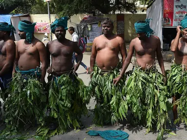 Petani India dari negara bagian selatan Tamil Nadu menggelar unjuk rasa di New Delhi, Kamis (16/3). Petani Tamil Nadu menuntut harga yang menguntungkan untuk hasil tani mereka.   (AFP PHOTO / Prakash SINGH) 