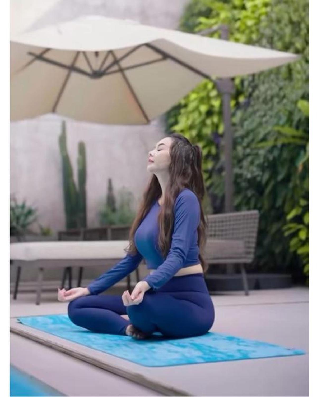 6 Potret Area Kolam Renang Rumah Aura Kasih, Spot Favorit untuk Yoga