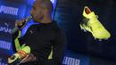 Pesepak bola, Julian Faubert memperkenalkan sepatu Puma Future 18.1 di Taman Menteng, Jakarta, Jumat (9/3/2018). Puma Future 18.1 dirancang untuk pengepasan saat pemakaian. (Bola.com/Vitalis Yogi Trisna)