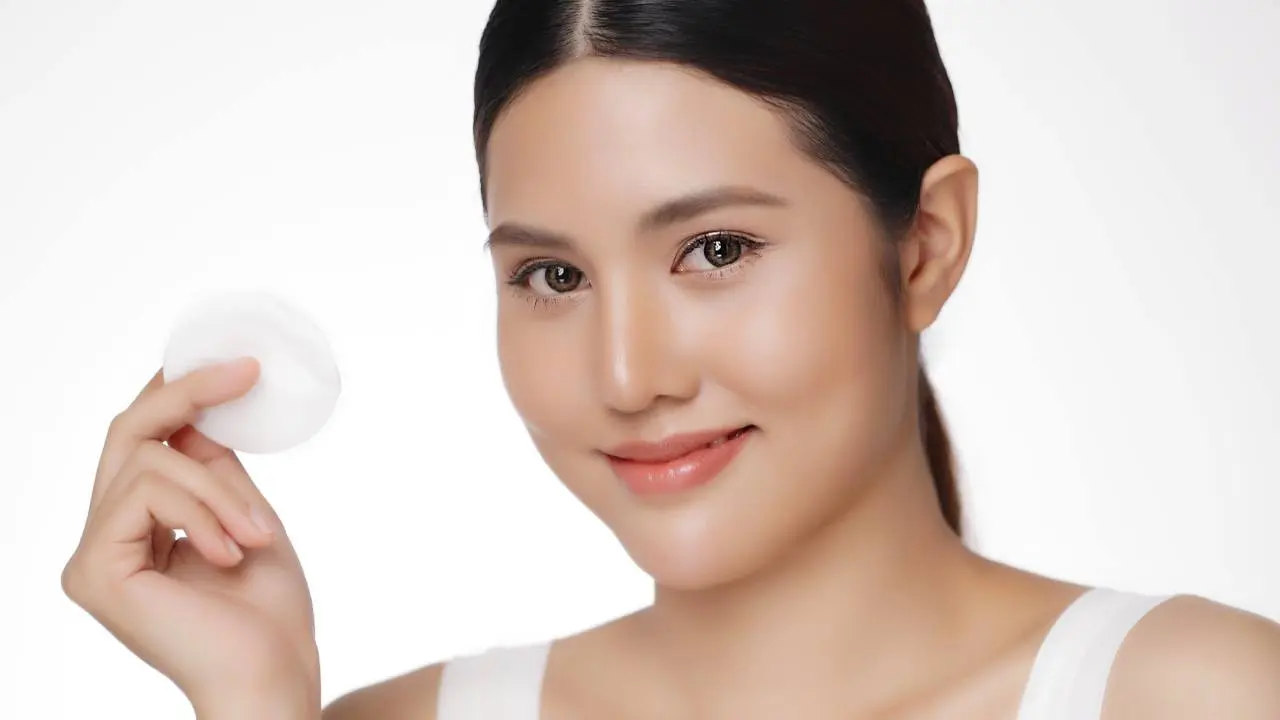 Bantu Angkat Sel Kulit Mati di Wajah, Kenali Manfaat Exfoliating Pad dalam Skin Care Rutin dan Rekomendasi Produknya