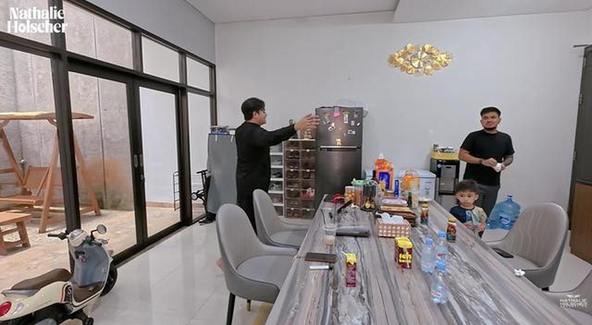 6 Potret Ruang Makan dan Dapur Rumah Nathalie Holscher, Desain Minimalis Elegan