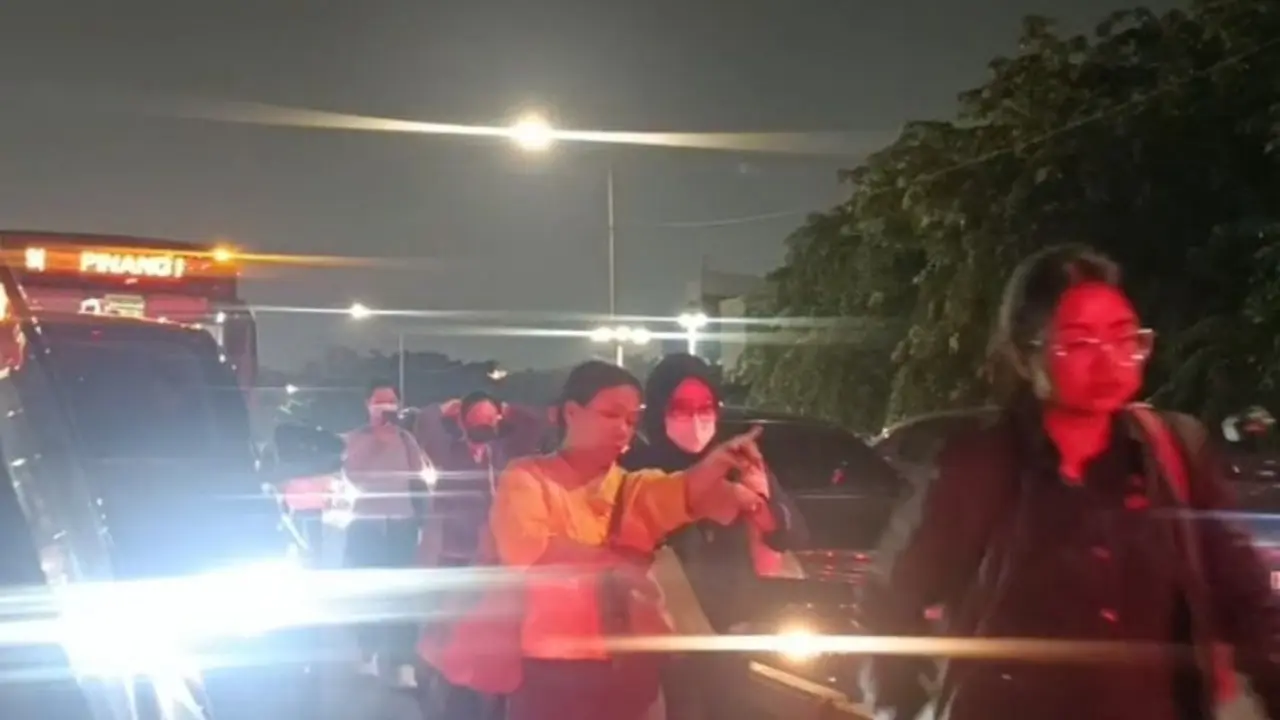 Penumpang bus TransJakarta dari arah Semanggi menuju Slipi di Jakarta Barat terpaksa turun ditengah jalan imbas macet parah pada Rabu malam 24 September 2025.