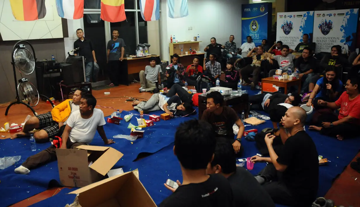 Sejumlah awak media memenuhi pelataran kantor PSSI di Senayan, Jakarta, (5/7/2014), untuk menyaksikan laga perempat final Piala Dunia 2014. (Liputan6.com/Helmi Fithriansyah)