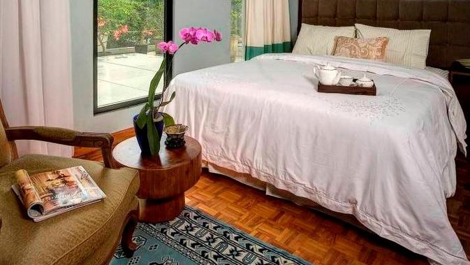 Warna cat kamar tidur biru lembut dalam hunian karya RAW Architecture. (dok.Arsitag.com/Dinny Mutiah)