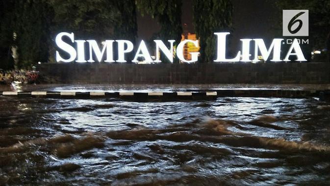 Kawasan Simpang Lima Semarang kedalaman air hingga satu meter. (foto:  / Rojab / Edhie Prayitno Ige)