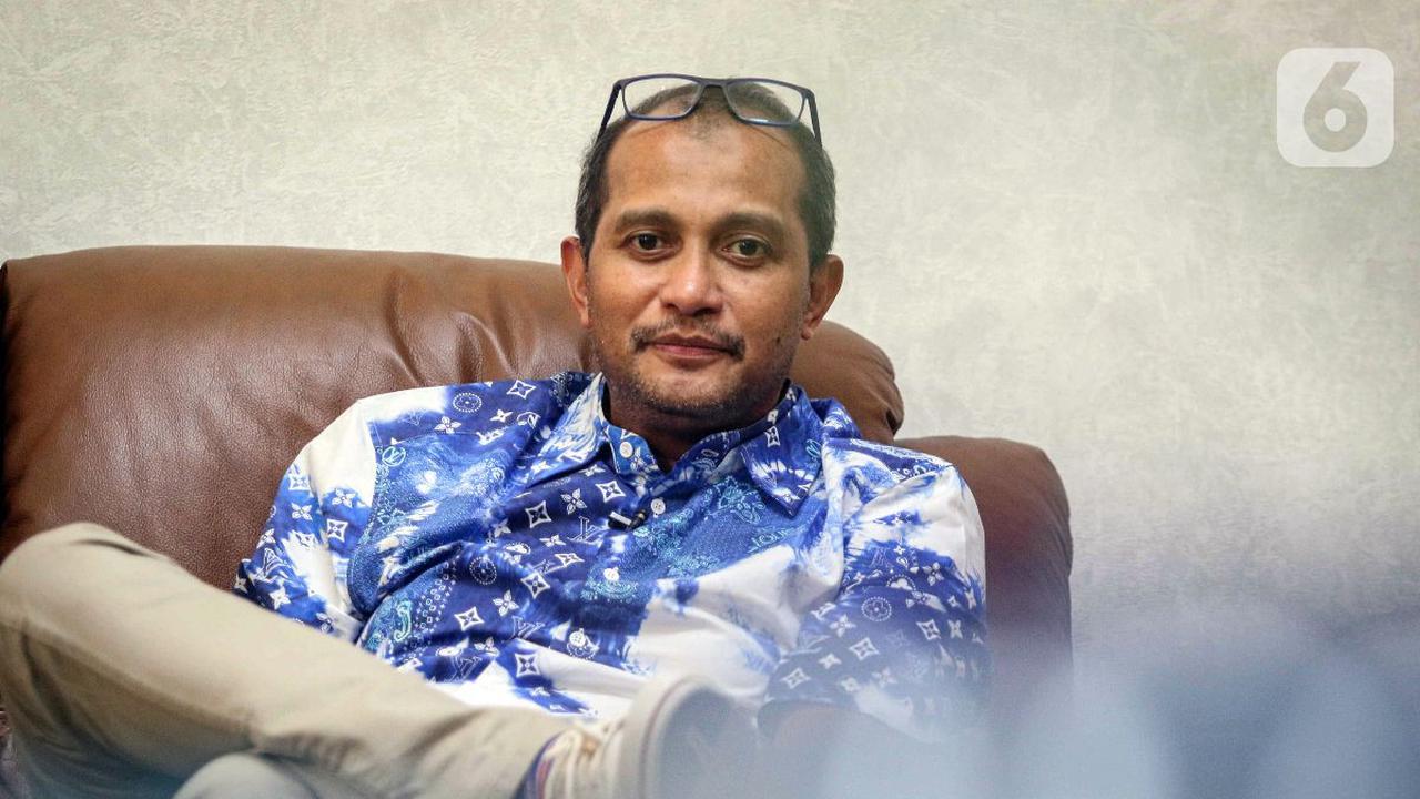 Di sini, Eddy terlihat bicara gelagapan. Eddy mengaku memang tidak mengajukan izin dari kampusnya.