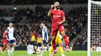 Mo Salah jadi bintang saat membawa Liverpool menaklukkan Tottenham Hotspur pada laga pekan ke-17 Premier League 2024/2025 di Tottenham Hotspur Stadium pada Minggu (22/12/2024). Pada laga ini, pemain asal Mesir ini menorehkan dua gol dan dua assist untuk kemenangan timnya. (Adam Davy/PA via AP)
