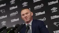 Mantan kapten Inggris, Wayne Rooney memberikan keterangan selama konferensi pers di Stadion Pride Park, pinggiran kota Derby, Selasa (6/8/2019). Mantan striker Manchester United itu resmi bergabung dengan klub kasta kedua Liga Inggris, Derby County sebagai pemain-pelatih. (Darren STAPLES / AFP)