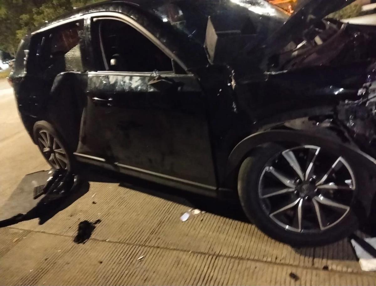 Mazda ringsek terserempet kereta di Mangga Dua