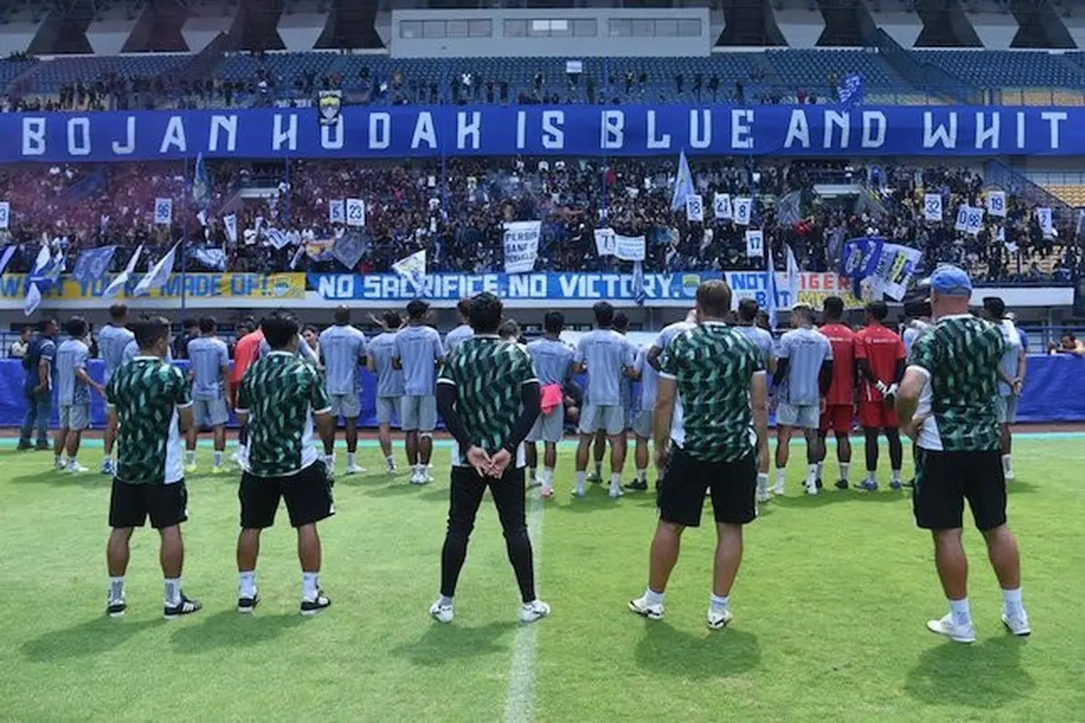 Skuad Persib Bandung menemui Bobotoh yang mendatangi sesi latihan mereka, Kamis (13/2/2025) (c) Dok. Persib Bandung