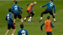 Gelandang Spanyol, Andres Iniesta berusaha mengiring bola saat latihan di stadion Wanda Metropolitano di Madrid, (26/3). Spanyol akan bertanding melawan Argentina pada laga persahabatan internasional pada Rabu (28/3) dini hari. (AP Photo / Francisco Seco)