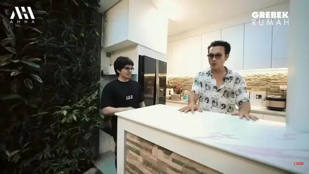 9 Potret Dapur di Rumah Denny Sumargo yang Minimalis, Nyaman dan Fungsional