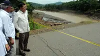 Wapres Jusuf Kalla (JK) meninjau jembatan yang ambruk setelah banjir menerjang Desa Moncongloe, Manuju, Gowa, Sulawesi Selatan, Minggu (27/1). JK didampingi Menteri PUPR Basuki Hadimuljono dan Mensos Agus Gumiwang. (Liputan6.com/Pool/Media Wapres)