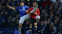 Penyerang Manchester United, Cristiano Ronaldo berebut bola dengan pemain Everton, Vitaliy Mykolenko selama pertandingan lanjutan Liga Inggris di Goodison Park, di Liverpool, Inggris, Sabtu (9/4/2022). Everton menang atas Manchester United 1-0. (AP Photo/Rui Vieira)