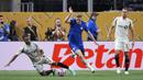 Pemain Chelsea, Liam Delap (tengah) berusaha melewati penjagaan sejumlah pemain LAFC dalam laga Grup D Piala Dunia Antarklub 2025 di Mercedes Benz Stadium, Atlanta, Amerika Serikat, Selasa (17/06/2025) WIB. (AP Photo/Mike Stewart)