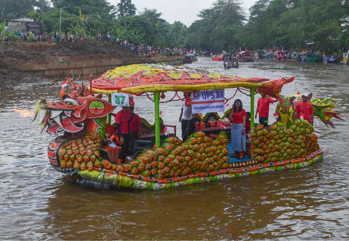 Foto: Seru! Festival Perahu Daur Ulang Hiasi Ciliwung, 43 Perahu Melaju dari Sampah Plastik
