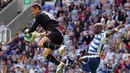 Radek Cerny. Kiper yang kini berusia 48 tahun dan telah pensiun pada Juli 2014 bersama Slavia Praha dan kini menjabat pelatih kiper di Slavia Praha ini pernah bermain di Liga Inggris bersama Tottenham Hotspur dan QPR. Ia didatangkan Spurs dari Slavia Praha pada pertengahan musim 2004/2005 dengan status pinjaman yang akhirnya dipermanenkan pada awal musim 2006/2007 dengan mahar 200 ribu euro. Usai tampil dalam 28 laga di semua ajang dengan torehan 8 kali clean sheet dan kebobolan 31 gol, ia dilepas Spurs ke QPR pada awal musim 2008/2009 dengan status bebas transfer. Ia bertahan bersama QPR hingga akhir musim 2012/2013 dan total tampil dalam 87 laga dengan torehan 27 kali clean sheet dan kebobolan 94 gol. (AFP/Glyn Kirk)