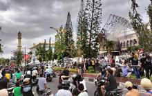 Trivia: Ribuan Warga Padati Jalan Udayana, Saksikan Sisa Kebakaran Kantor DPRD NTB Terbakar Saat Aksi Massa
