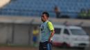 Pelatih Persib Bandung U-19, Budiman Yunus  saat memimpin timnya melawan PS TNI U-19 pada lanjutan Liga 1 2017 U-19 di Stadion Si Jalak Harupat, Sabtu (05/8/2017). (Bola.com/Nicklas Hanoatubun)