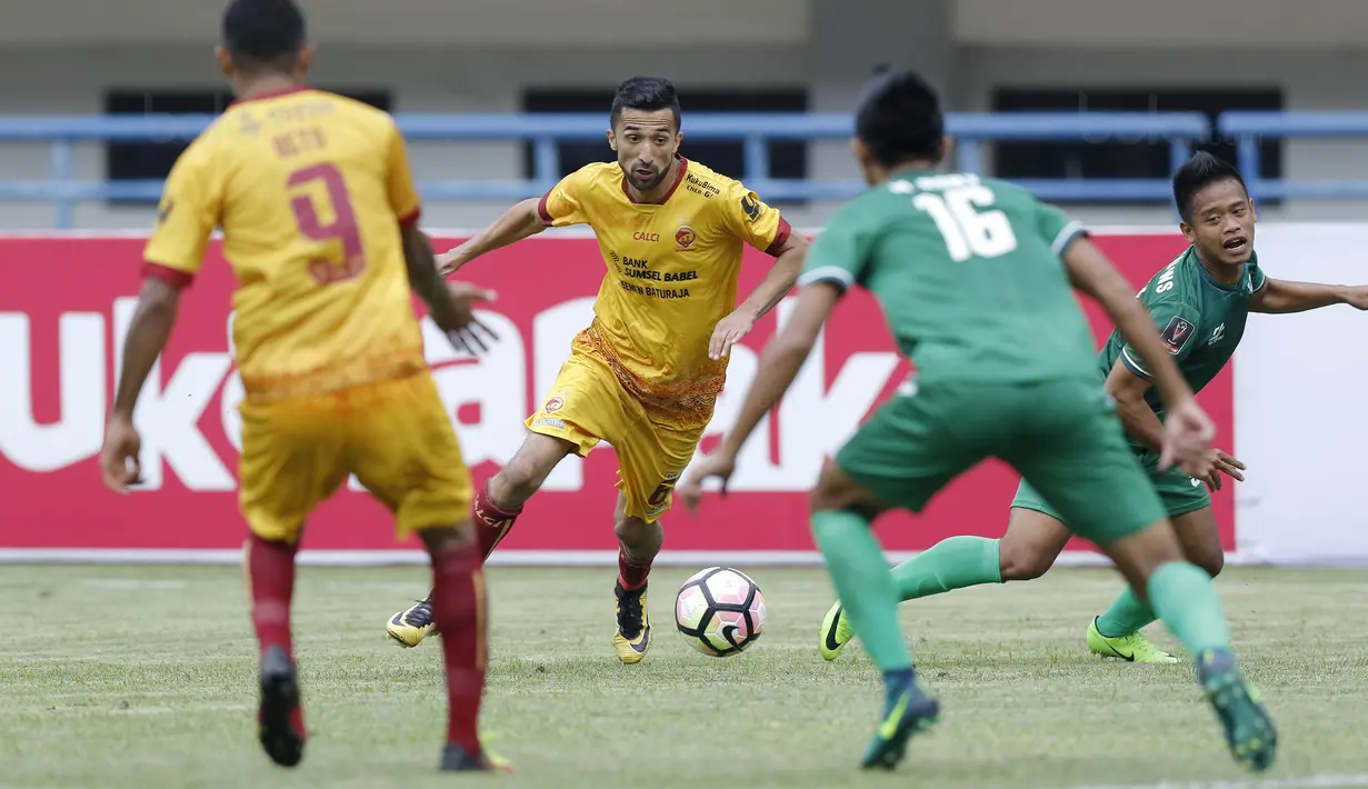 Striker Sriwijaya FC, Manuchekhr Dzhalilov, berusaha melewati bek PSMS, Muhamad Roby pada laga Piala Presiden di Stadion GBLA, Bandung, Jumat (26/1/2018). Skor babak pertama 0-0. (Bola.com/M Iqbal Ichsan)
