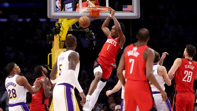 Pemain Rockets Amen Thompson melakukan dunk saat melawan Lakers di NBA Natal 2025