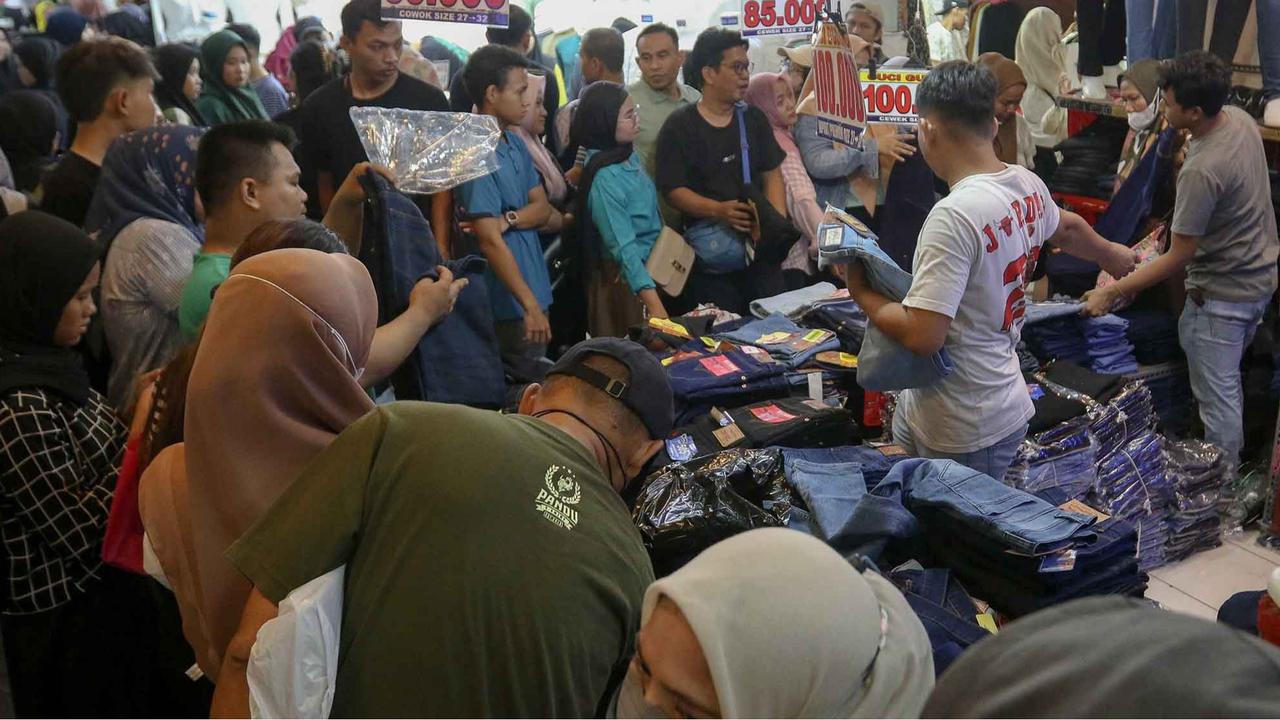 FOTO:   Hampir Sepekan Jelang Lebaran, Warga Memadati Pasar Tanah Abang